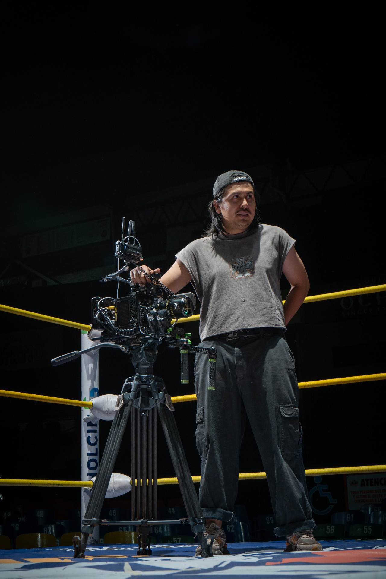Director de fotografía junto a una cámara durante el rodaje