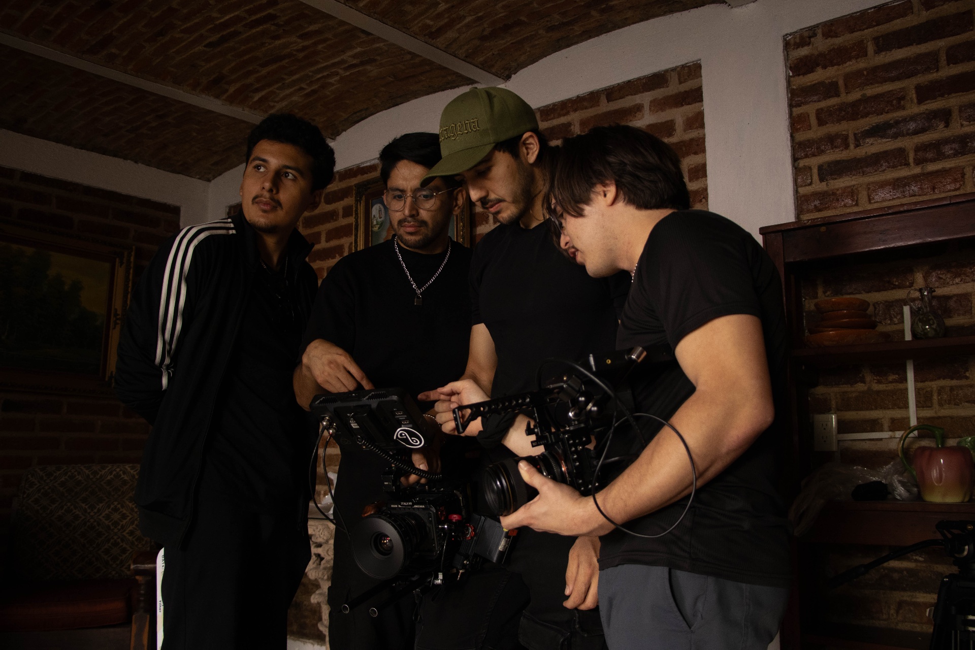 Equipo de producción revisando una toma en cámara