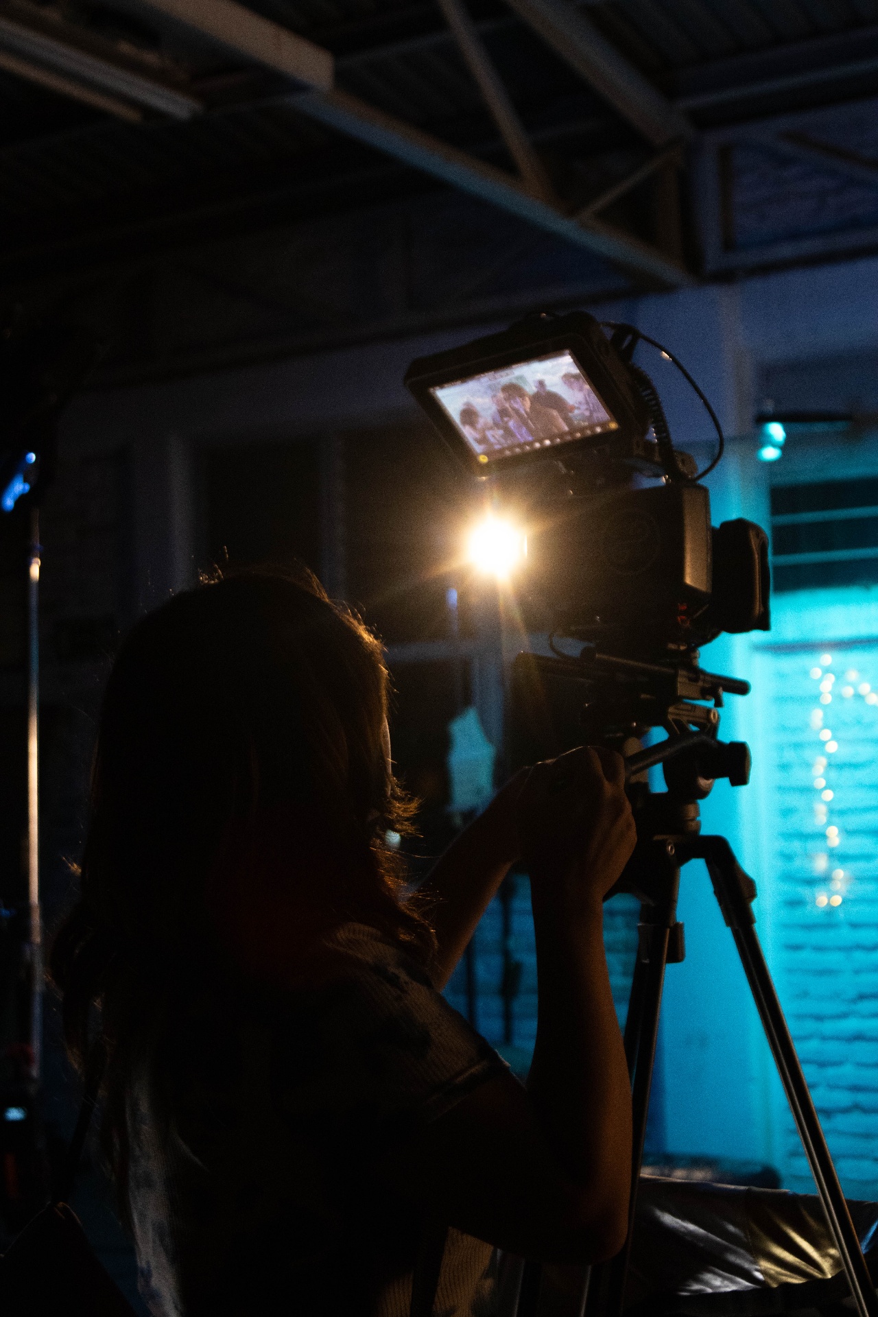 Cámara, monitor y luces activos en el set