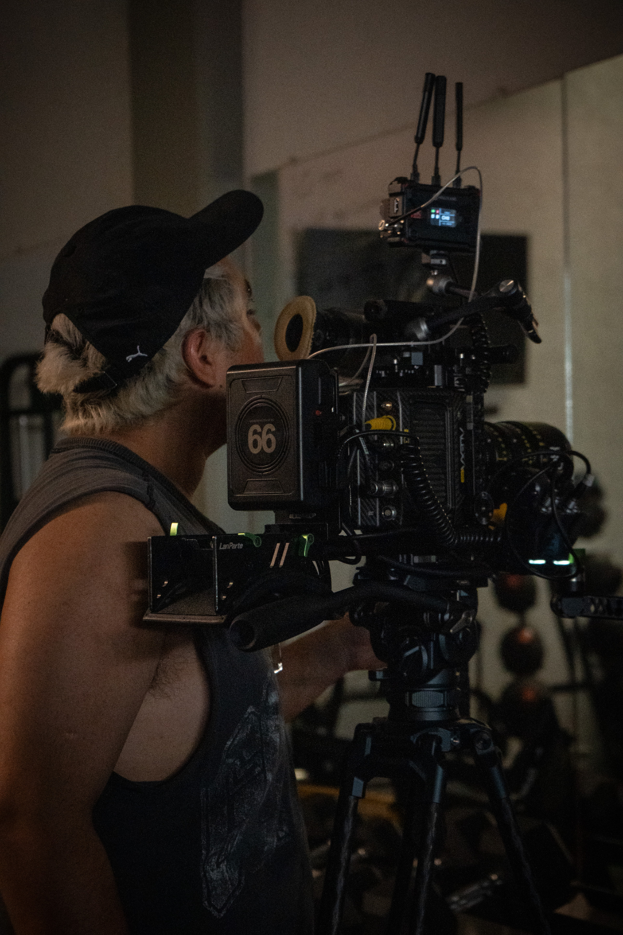 Equipo de producción audiovisual trabajando en un rodaje de Querentas